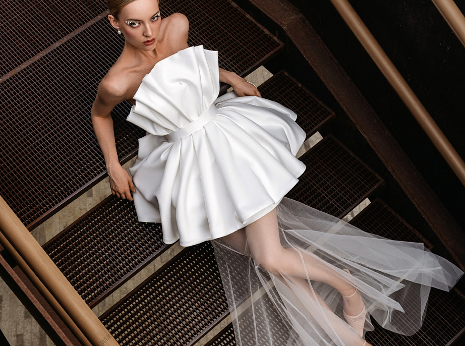 Свадебное платье мини с вертикальной драпировкой в форме «ракушки фото